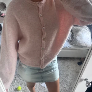 Ljusrosa stickad kofta med knappar - Supersöt och jöttemysig💖💖💖💗💗🤗🤗💞💞