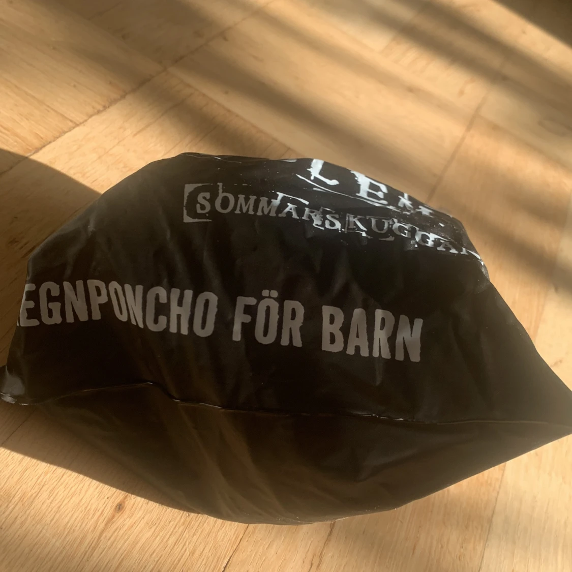 Svart regnponcho SVT Barn Sommarskuggan - 4