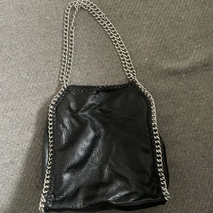 TIAMO väska L - Säljer denna TIAMO väskan. Den är i storlek L och passar bra till skolan eller bara till vardags. Dragkedjan är sönder till det lilla facket på baksidan och ett fäste har lossnat, därav priset. Annars är väskan i bra skick!