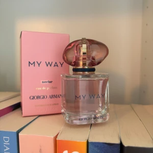 Giorgio Armani My Way Nectar EdP - Fräsch och feminin parfym från Giorgio Armani, My Way Nectar EdP. Flaskan är genomskinlig med ljusrosa doftvätska och har ett elegant rosa och guldigt lock. Kommer i en snygg rosa kartong. Perfekt för dig som gillar lyxiga och moderna dofter. Endast testad 