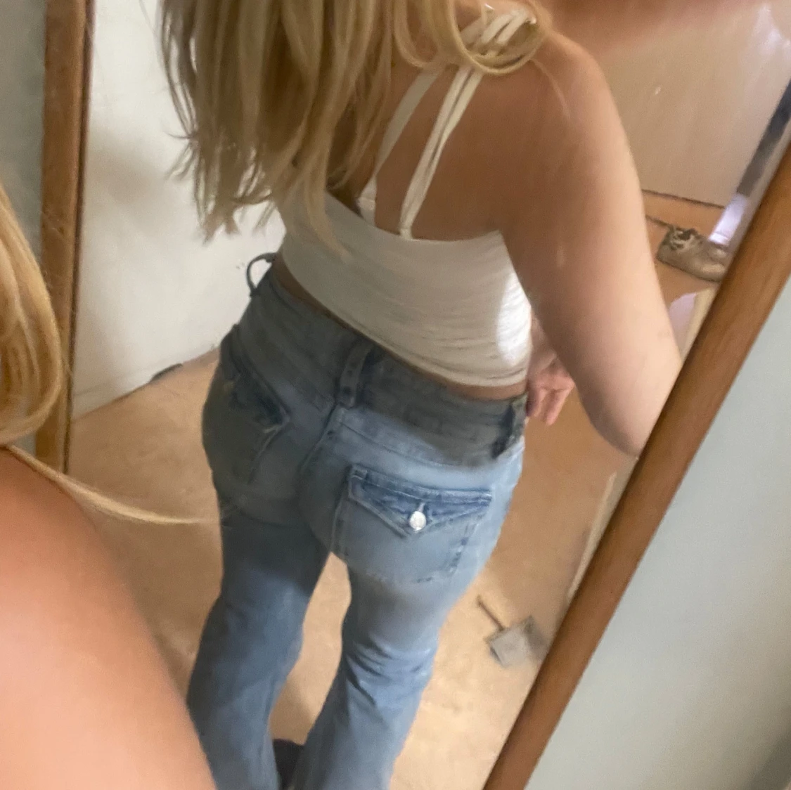 Ljusblå bootcut jeans med fickdetaljer - 2