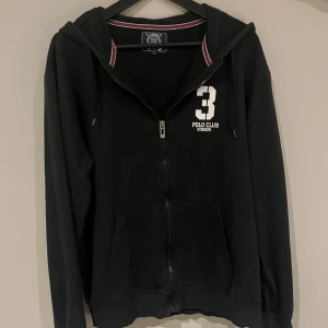 Vinson Polo Club Svart hoodie - Svart zip hoodie från Vinson Polo Club.             Storlek L men passar mig som vanligtvis har M/S