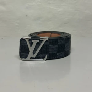 Louis Vuitton Bälte  - Helt nytt aldrig använt. Storlek 110cm. Kan frakta eller mötas i Stockholm. Postar inom 24 timmar