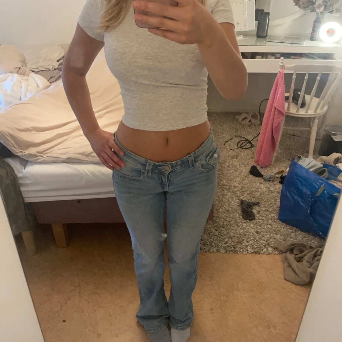 Ljusblå bootcut jeans med fickdetaljer - 1