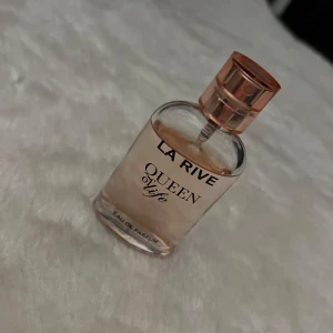 La Rive Queen of Life parfym - La Rive Queen of Life Eau de Parfum i en stilren glasflaska med roséguldfärgat spraylock. 30ml lite använt 