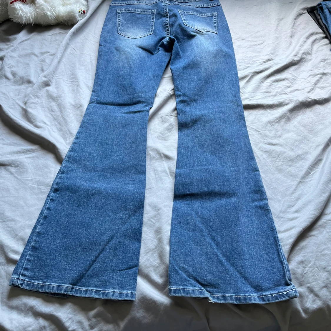 Blå bootcut jeans med utsvängda ben - 1