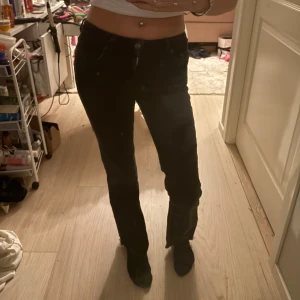 Svarta bootcut jeans från NA-KD - Säljer ett par svarta jeans från NA-KD med bootcut passform och klassisk femficksdesign. Jeansen har låg midja och är tillverkade i ett stretchigt bomullsmaterial som sitter snyggt och bekvämt. Perfekta till sneakers eller boots.