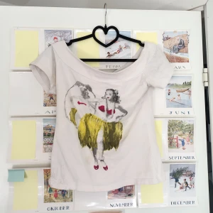 viit t-shirt med tryck - vit t-shirt med urringning och korta ärmar, kom PM för fler bilder eller frågor