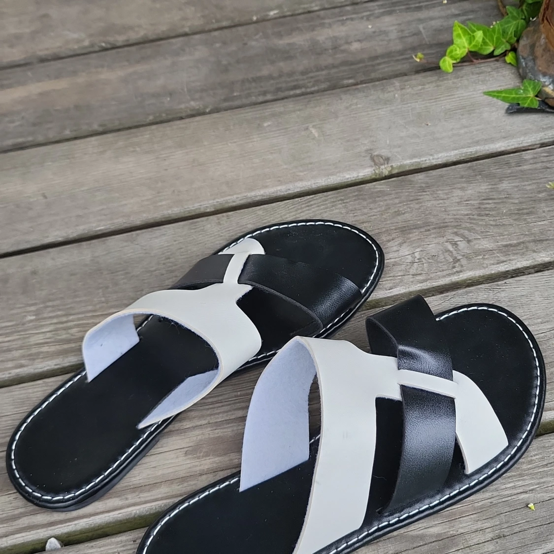 Svartvita sandaler đ