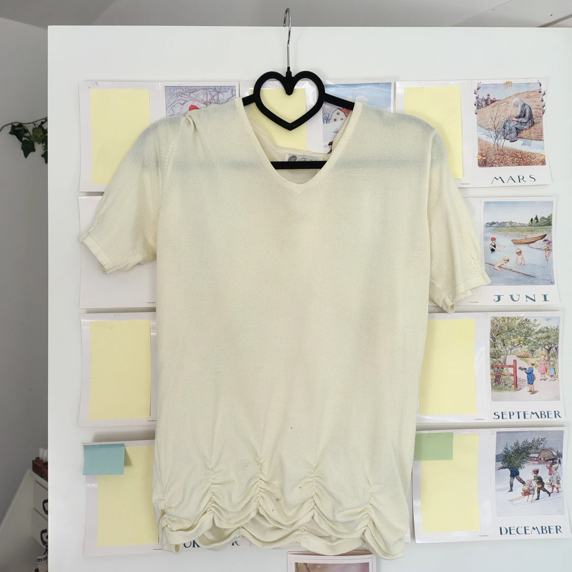 vit v-ringad topp med rynk