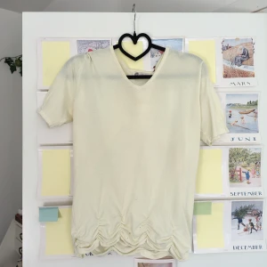 vit v-ringad topp med rynk - vit topp med v-ringning, kom PM för fler bilder eller frågor