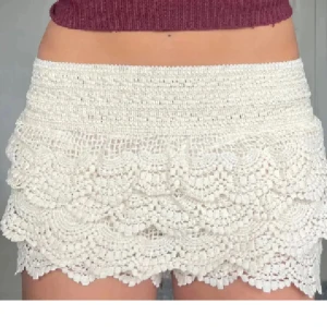 virkade spets-shorts - Superfina shorts med virkade spetsdetaljer och volanger. Högmidjade och perfekta för sommaren, med en romantisk och bohemisk vibe. Elastisk midja för skön passform och snygg struktur i materialet.