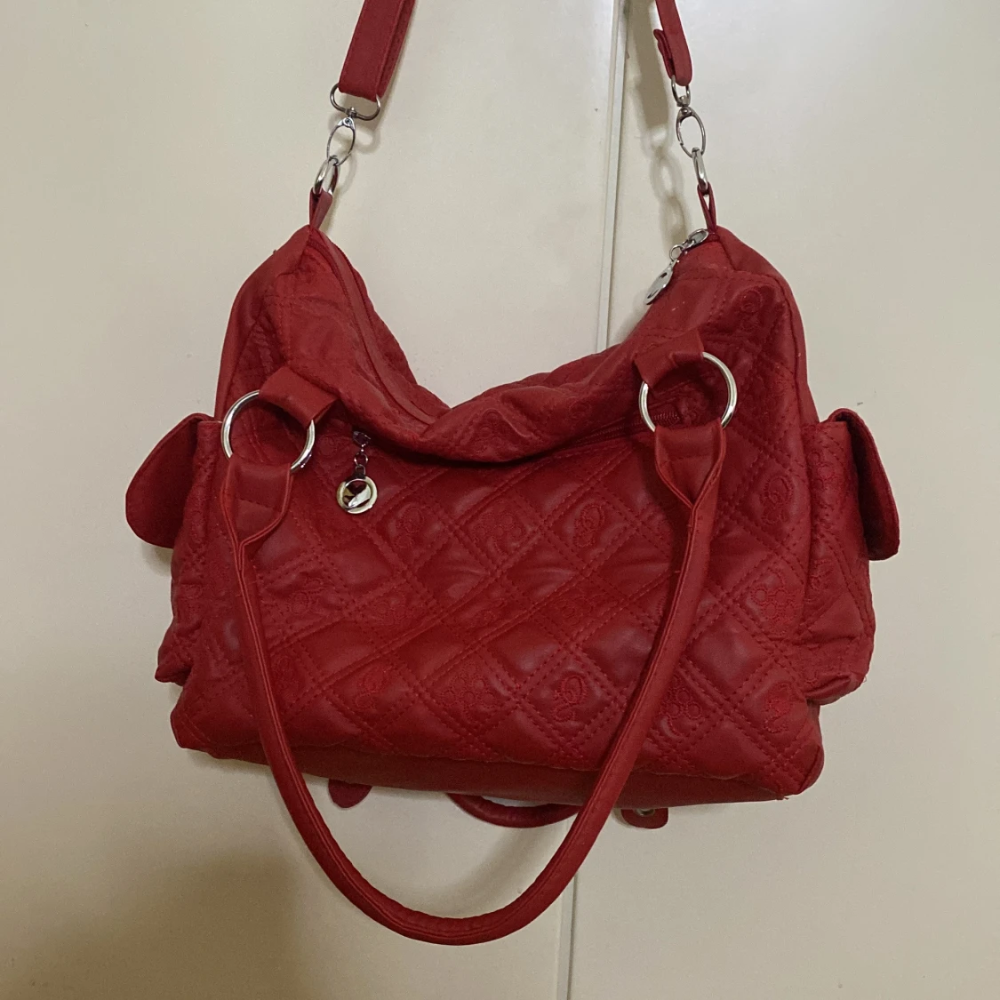 Röd quiltad axelväska med dragkedjor - 2