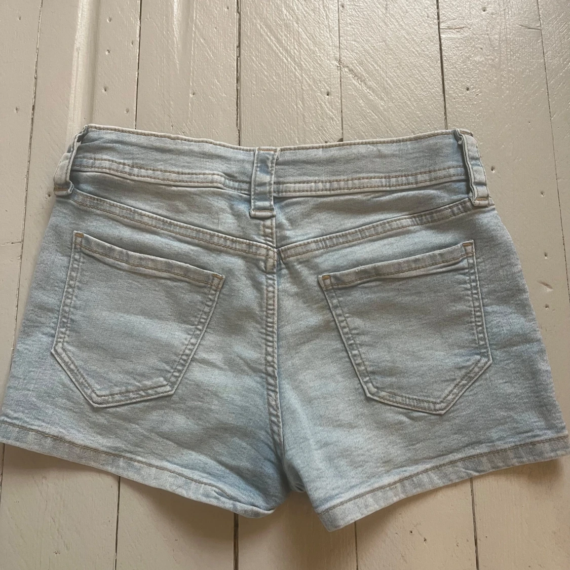 Ljusblå jeansshorts med rosa paljetter - 1