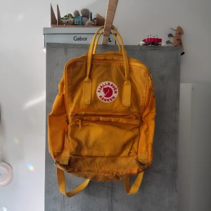Gul Fjällräven Kånken ryggsäck - gul Fjällräven Kånken ryggsäck, lite smutsig, går säkert att tvätta bort om man vill. PM för frågor å fler bilder 