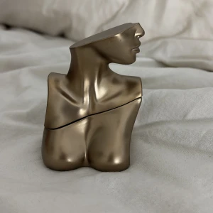 Billie Eilish parfym 50ml - Eilish Eau de Parfum No. 1 50ml. är en varm, söt och omfamnande vanilj- och chokladdoft, med runda pralintoner och en mjuk myskbas. Den är trygg, inbjudande och passar för dig som vill ha en mysig gourmand-doft utan chockeffekt. Använt några gånger! 