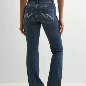 blå nelly jeans med broderade fickor💞 - snygga bootcut jeans från nelly, säljer då de är alldeles för stora för mig och inte riktigt min stil, inga defekter och använda ungefär 2 gånger💞 priset kan diskuteras! köpte på rea, priset är egentligen 699kr! 