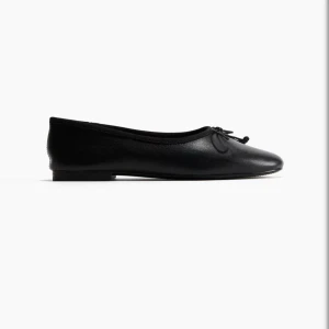 Svarta ballerinaskor med rosett - Klassiska svarta ballerinaskor i skinnimitation med rund tå och söt rosettdetalj framtill. Skorna har platt sula och en stilren, minimalistisk look som passar till allt. Perfekta för dig som gillar enkel och tidlös stil.❤️❤️