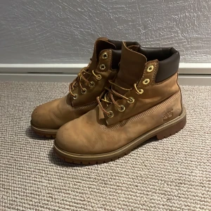 Timberland skor  - Timberland boots i storlek 38. Bra skick på insidan, lite slitage på utsidan av tån (se bild 4). Kontakta gärna vid frågor!