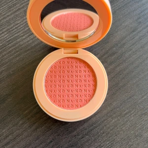 Ny rouge  - Helt ny puder rouge från NA-KD.