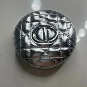 Dior Forever Glow Luminizer 02 Gold Halo - Köpt för 599kr!! Dior Forever Glow Luminizer i nyansen 02 Gold Halo. En lyxig highlighter i pressad puderform med quiltad silverfärgad dosa och CD-logga. Ger en guldig glow till ansiktet och har en elegant, spegelblank finish. Perfekt för att framhäva kindben och ge extra lyster.
