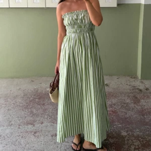 Bandeau ruched midi dress  - Storlek 36, endast använt en gång. Köpt för 599kr, säljer för 400kr