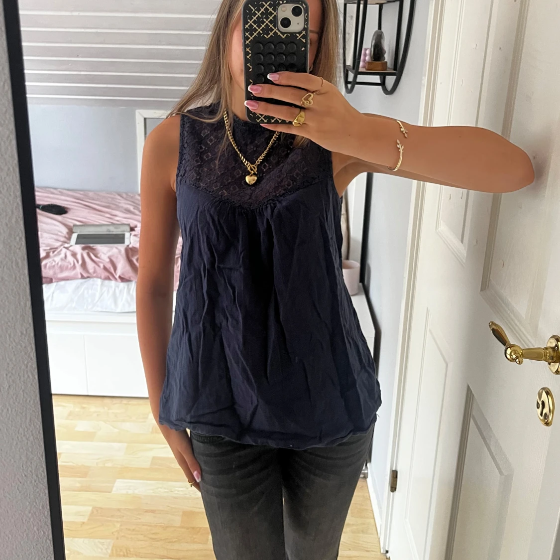 Mörkblå ärmlös blus med spets