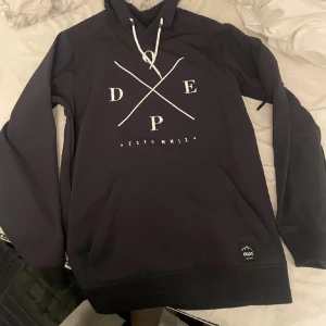 Dope jacka  - Säljer min dope jacka , perfekt för skidåkningen. Nypris= 1600, strl xs/xss. 