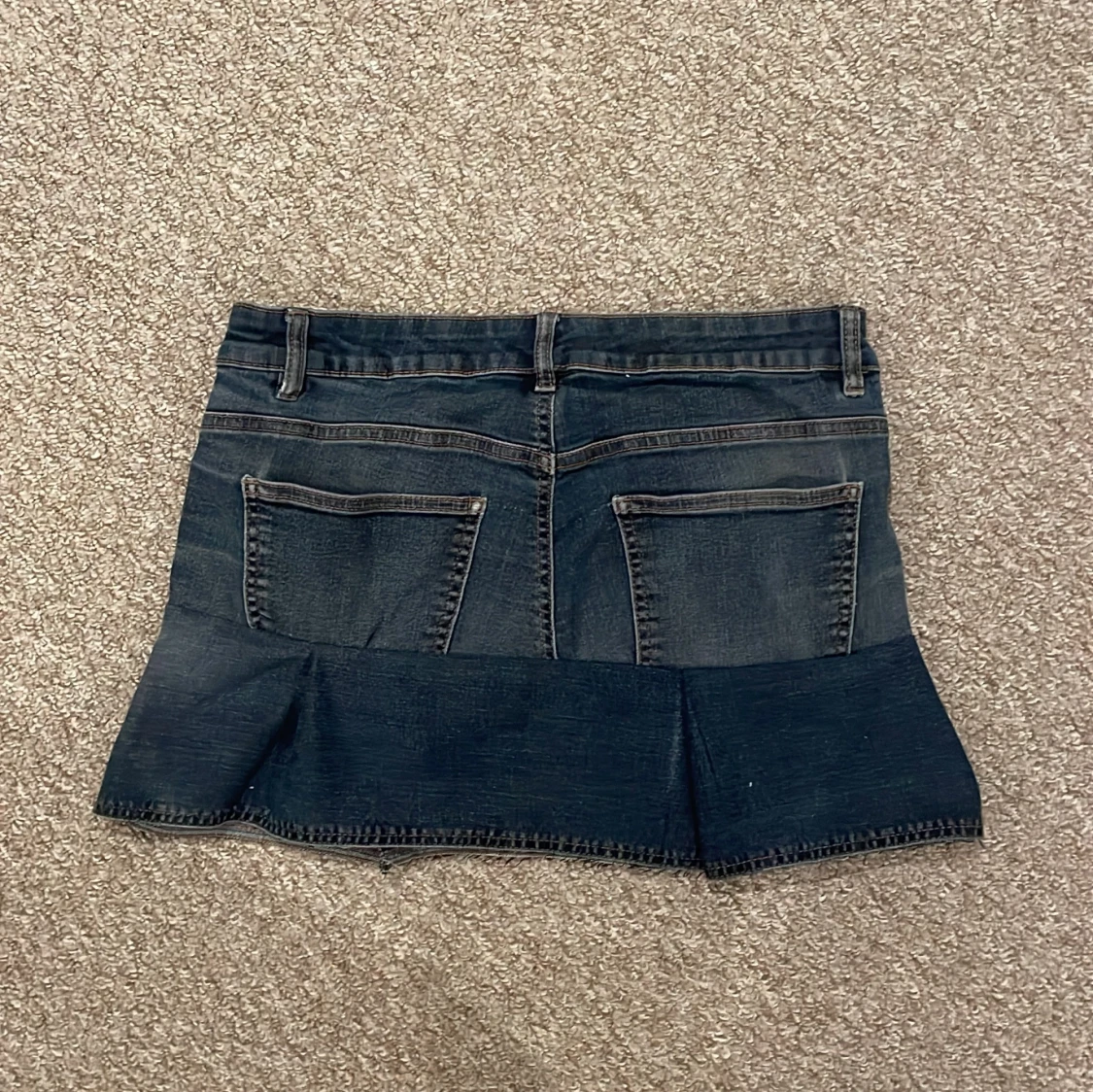 Mörkblå jeanskjol med volang - 1