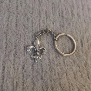 Fleur de-Lis Keychain - Minimalistisk & elegant nyckelring.