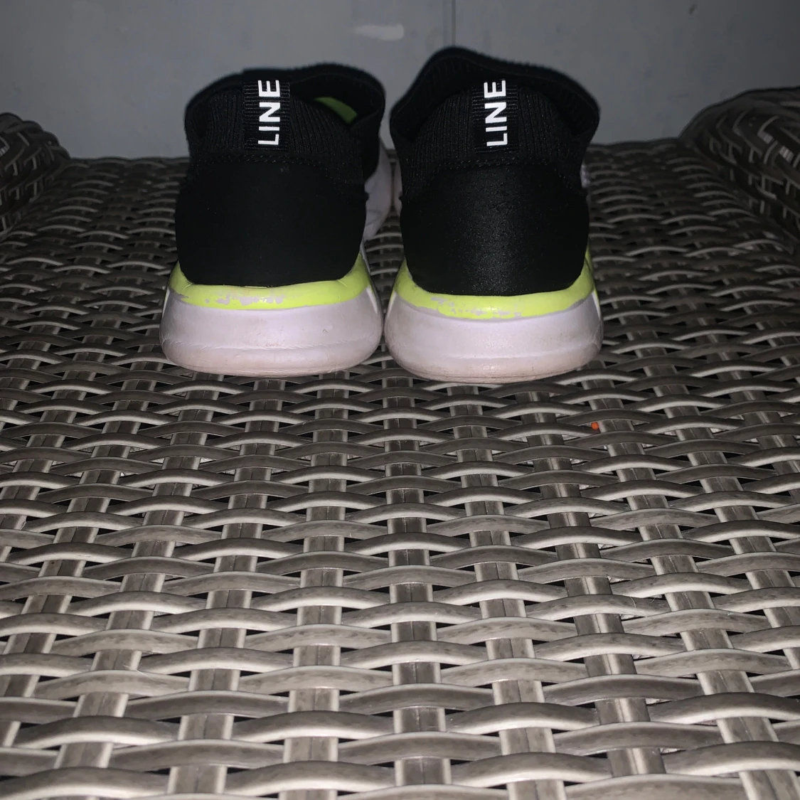 Svarta slip-on sneakers med neongul detalj - 2