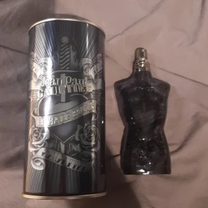Jpg le male lover - Denna parfymen är väldigt god vanilj doft som jag har fått ett antal komplimanger på ställ frågor om du undrar nåt!/det är cirka 110ml av 125ml!🏖