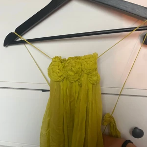 klänning - Supersöt klänning med coola detaljer 