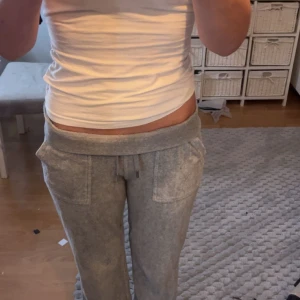 Grå Juicy Couture byxor S - Grå byxor från Juicy Couture i storlek S. Köpta för ca 5 månader sen va men använda fåtals gånger och bara tvättade 2 gånger, sälj pga av att jag inte använder dom😊hör av dig om du har frågor!❤️