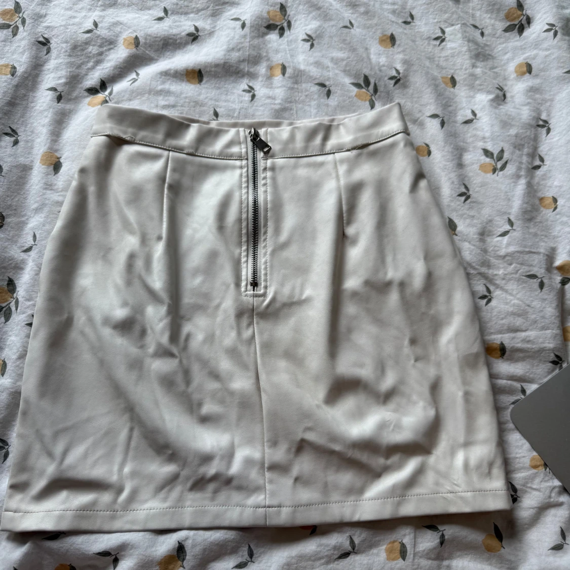 Vit kort kjol i skinnimitation - 1