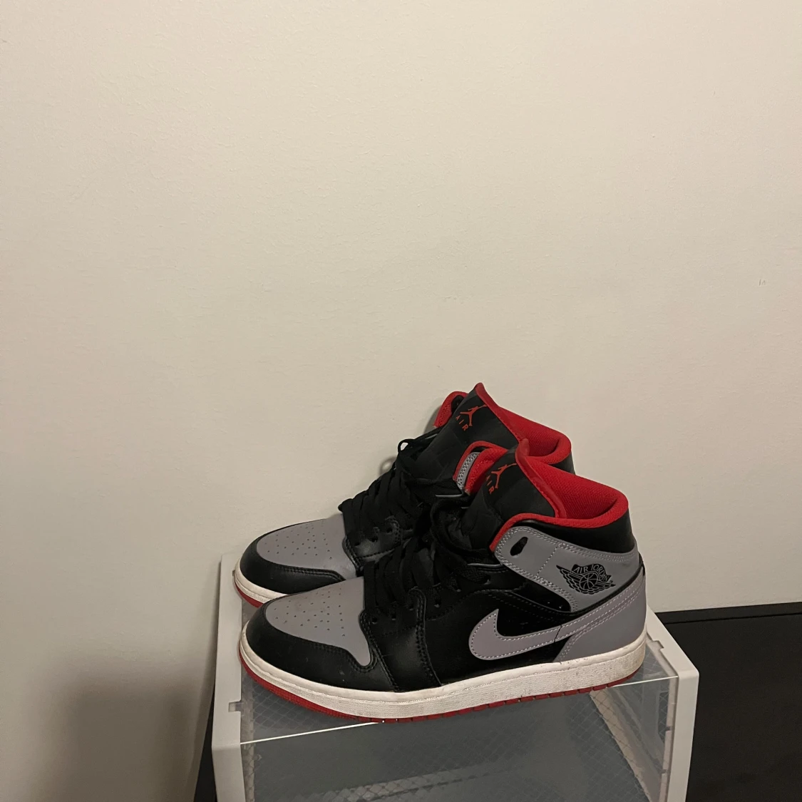 Nike Air Jordan 1 Mid Svart/Grå/Röd - 1