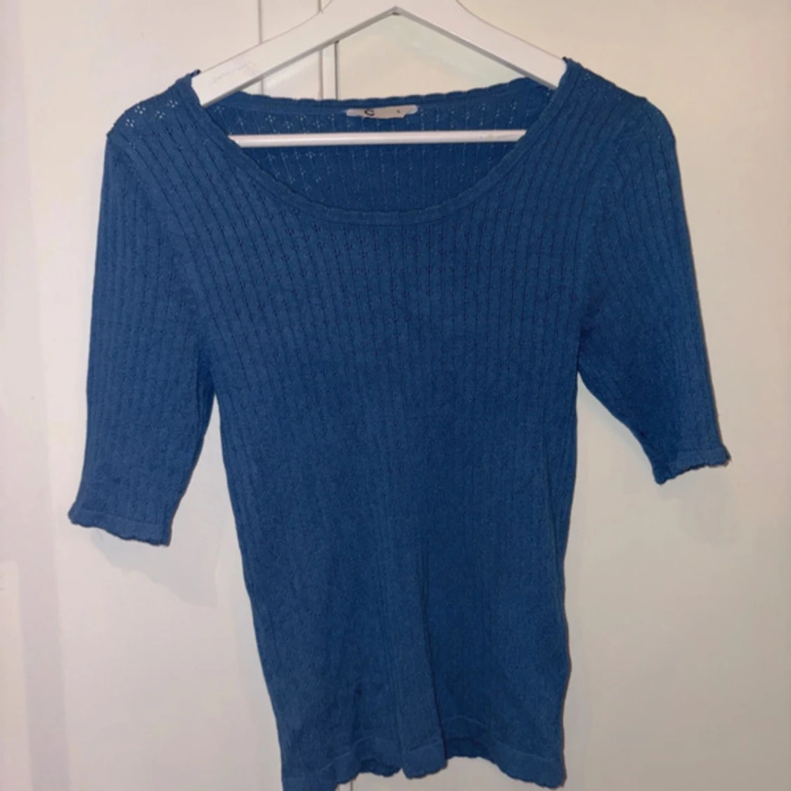 Blå stickad topp med trekvartsärm