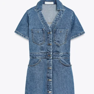 Kort jeansklänning med knappar - Snygg kort jeansklänning från Zara. Aldrig använd storlek S. 
