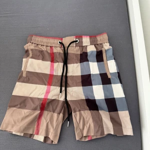 Burberry shorts  - Snygga shorts från Burberry är helt nya 