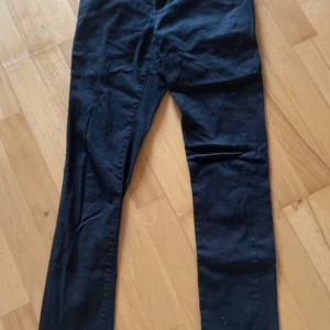 Svarta skinny jeans  - Svarta skinny fit jeans. Snyggt smala ben och klassisk femficksmodell. Jeansen har en stilren look och passar perfekt till sneakers eller boots. Materialet är mjukt och stretchigt för extra komfort. Har använts ett flertal gånger. 