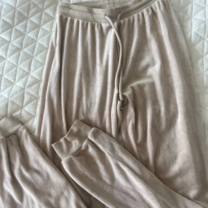 Beige mjukisbyxor - Supersköna mjukisbyxor som jag har köpt på Gekås. Pris går att diskutera