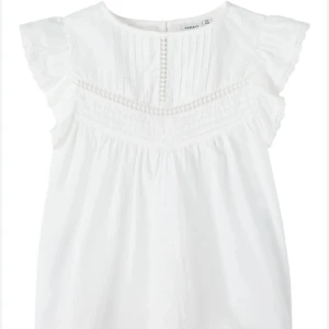 Vit blus - Supersöt vit blus med volangärmar och fina broderade detaljer! Använd cirka 1-2 gånger inga tecken på användning! Storlek 146-152 men passar mig som har 158-164 och storlek S, köpt från Åhléns 