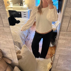 Gullig tröja - Gullig vit tröja/topp med puff ärmar ifrån Ginatricot i strl S! Aldrig använd!!🤍