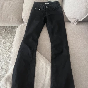 Svarta bootcut jeans från Gina Tricot - Snygga svarta jeans från Gina Tricot med bootcut-modell. De har tappat lite färg längst ner men inget man tänker på! Annars fina, nypris 500!