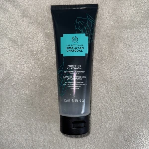 The Body Shop Himalayan Charcoal Purifying Clay Mask 125ml – Nästan Oanvänd! - Ge din hud en djupgående rengöring med The Body Shops Himalayan Charcoal Purifying Clay Mask! Denna 125 ml ansiktsmask är perfekt för att dra ut orenheter och minska glans, tack vare aktivt bambukol från Himalaya som renar och fräschar upp huden. Jag har använt den endast 3 gånger, så den är i princip som ny – redo att ge din hud lyster och en ren känsla. Passar alla hudtyper, särskilt för dig som vill ha en klarare och friskare hy. Missa inte chansen att få denna populära mask till ett riktigt 