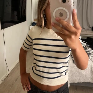 Randig kortärmad tröja från Zara - Superfin kortärmad tröja från Zara i krämvitt med marinblå ränder. 💕