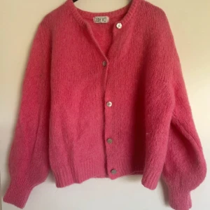 Rosa mohair kofta med knappar från BYIC  - Supermjuk och fluffig rosa kofta med knappar från BYIC med oversized passform och stora ärmar. 