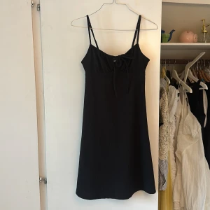 Svart klänning från Gina Tricot - Köpt för några år sedan men knappt använd💞