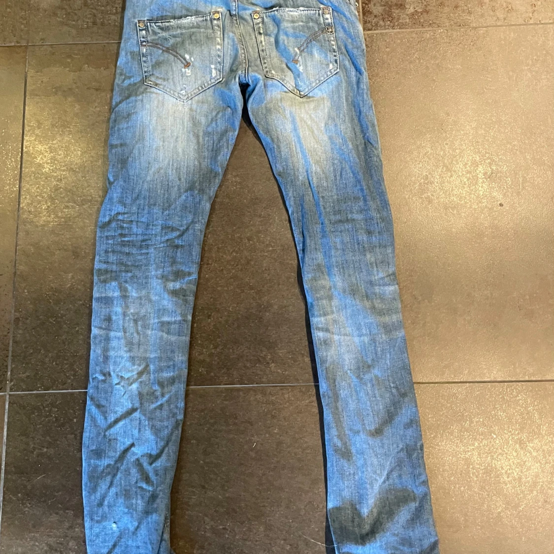Blå jeans från Dondup med slitningar - 1