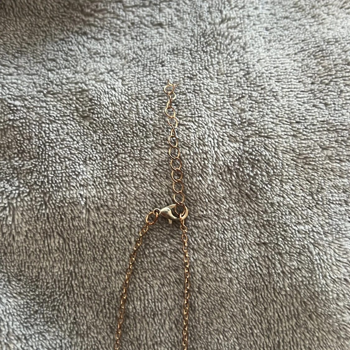 Guldigt fjärilshalsband  - 2